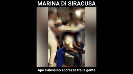 Ape calessino scorazza tra la gente alla Marina